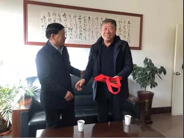 敦煌種業(yè)領(lǐng)導(dǎo)看望慰問公司老干部、老黨員及困難黨員職工