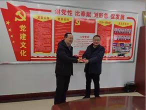 敦煌種業(yè)領(lǐng)導(dǎo)看望慰問公司老干部、老黨員及困難黨員職工