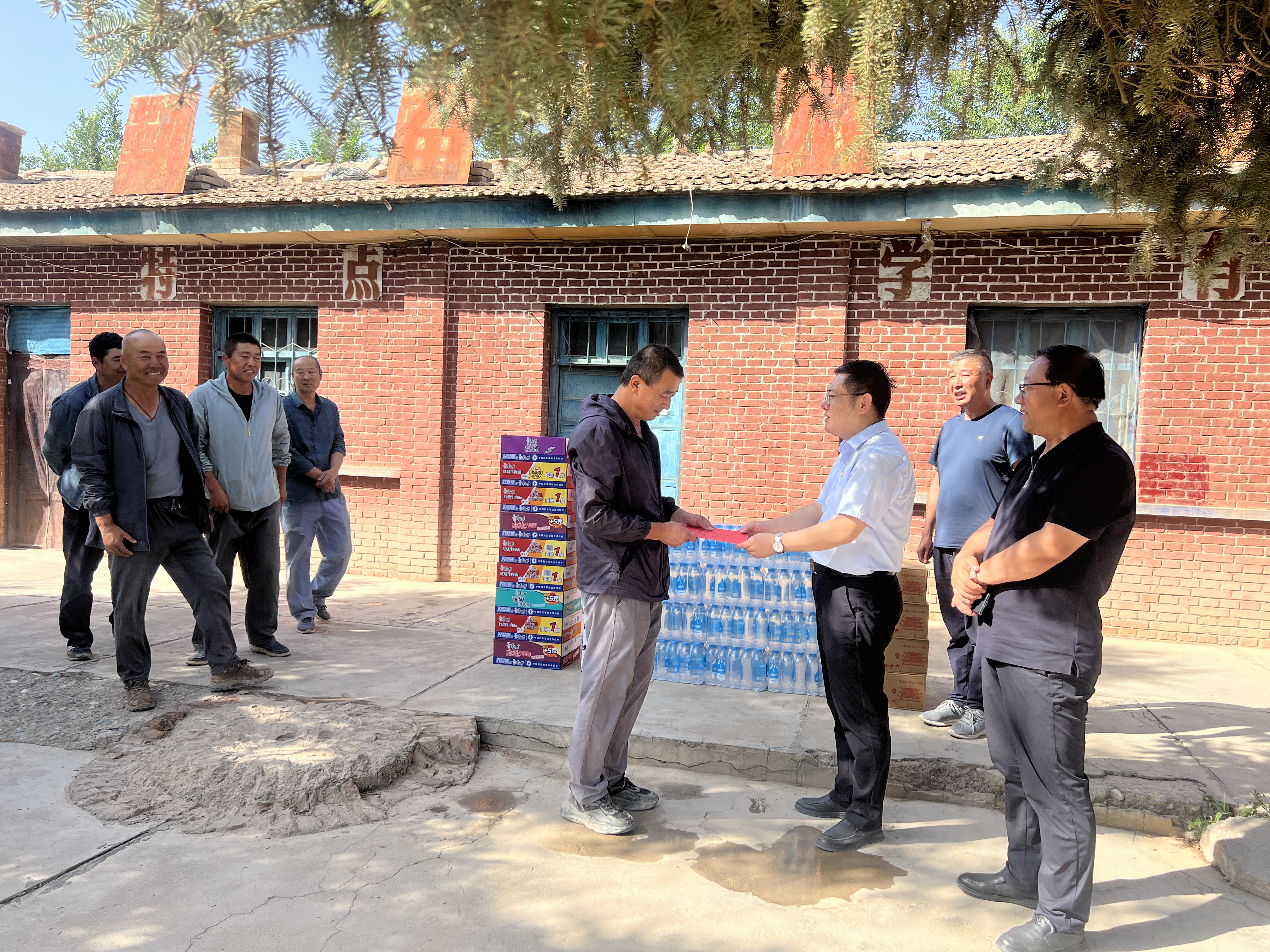 敦煌種業開展“夏送清涼”慰問活動